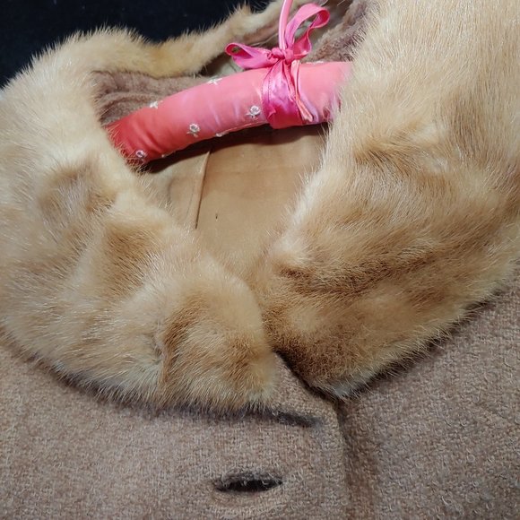 Tan Wool Coat with fur collar - Picture 2 of 9